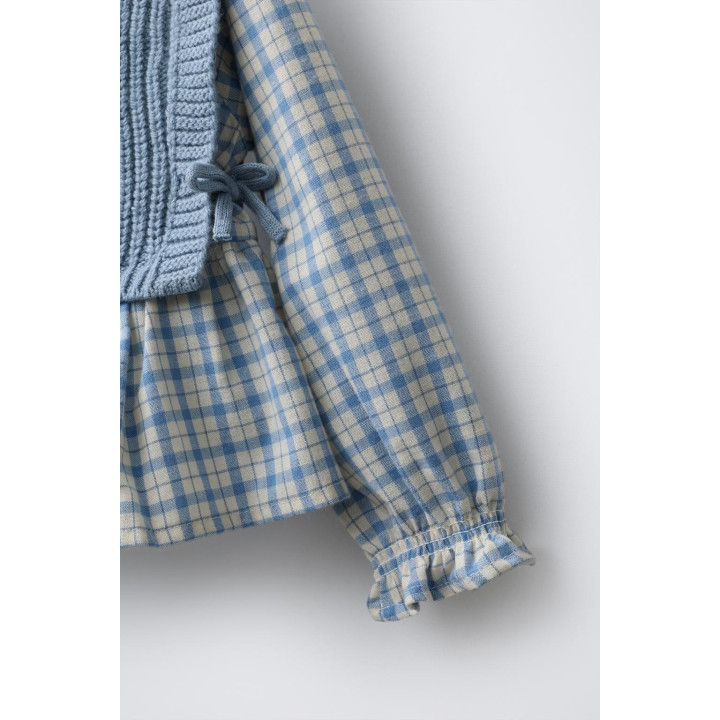 ВЫШИТЫЙ ТРИКОТАЖНЫЙ ЖИЛЕТ В СОЧЕТАНИИ С РУБАШКОЙ В КЛЕТКУ