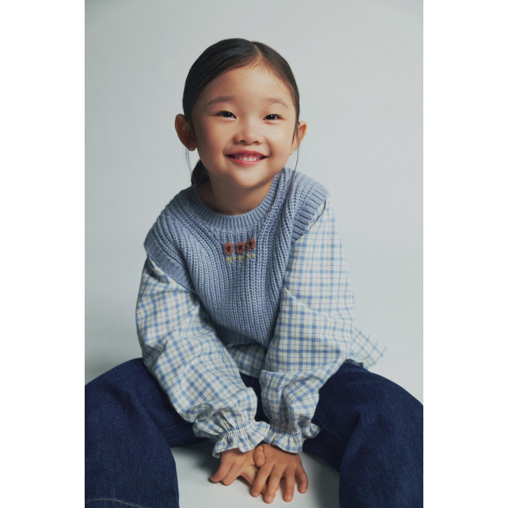 ВЫШИТЫЙ ТРИКОТАЖНЫЙ ЖИЛЕТ В СОЧЕТАНИИ С РУБАШКОЙ В КЛЕТКУ