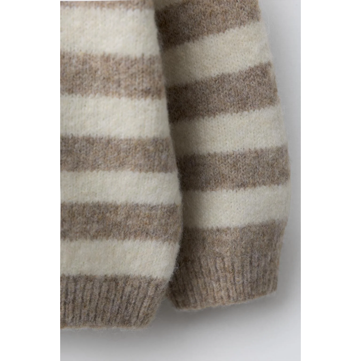 ВЯЗАНЫЙ СВИТЕР В ПОЛОСКУ