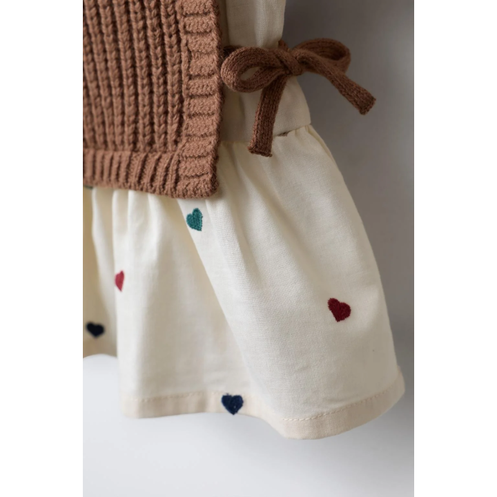 РУБАШКА С ВЫШИВКОЙ «СЕРДЦА» И ТРИКОТАЖНЫМ ЖИЛЕТОМ