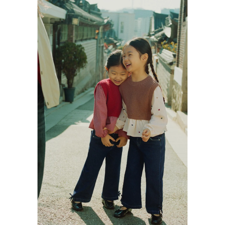 РУБАШКА С ВЫШИВКОЙ «СЕРДЦА» И ТРИКОТАЖНЫМ ЖИЛЕТОМ