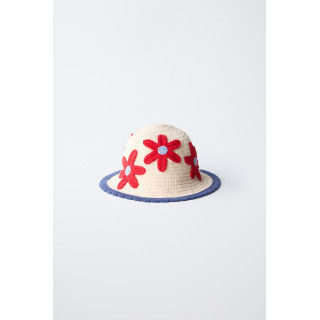 Вязаная шляпа с цветочными мотивами