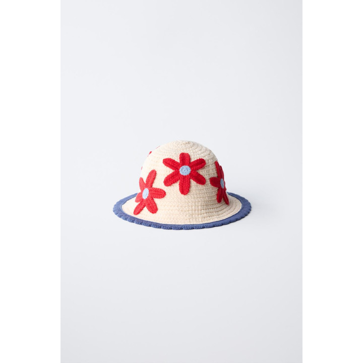 Вязаная шляпа с цветочными мотивами