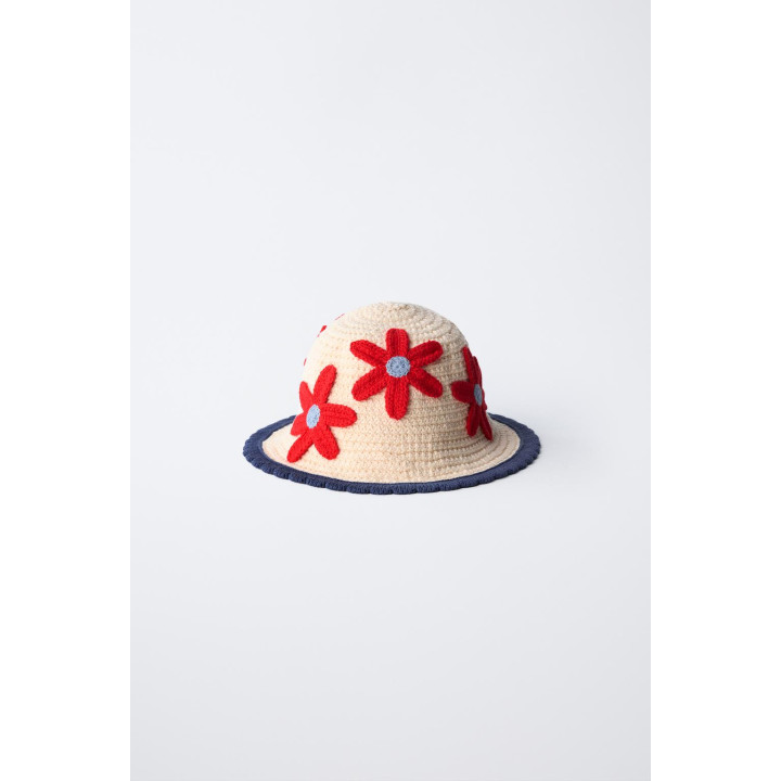 Вязаная шляпа с цветочными мотивами