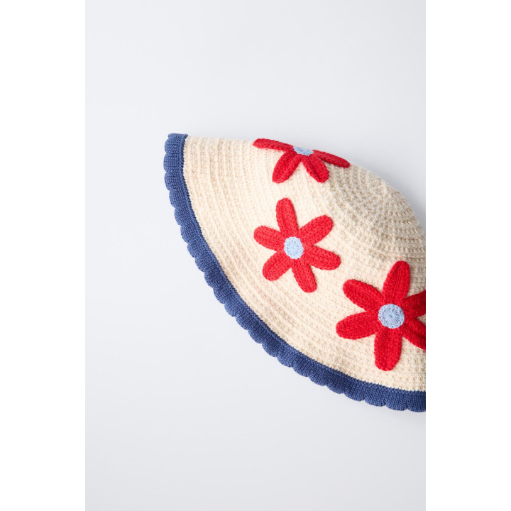 Вязаная шляпа с цветочными мотивами