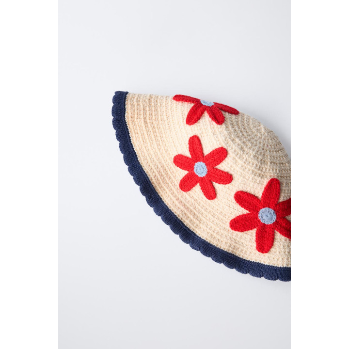Вязаная шляпа с цветочными мотивами