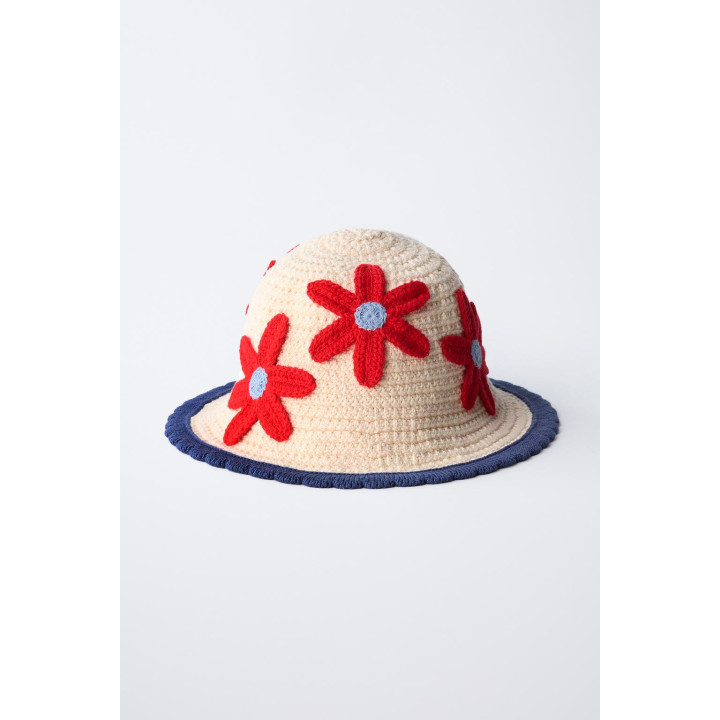 Вязаная шляпа с цветочными мотивами