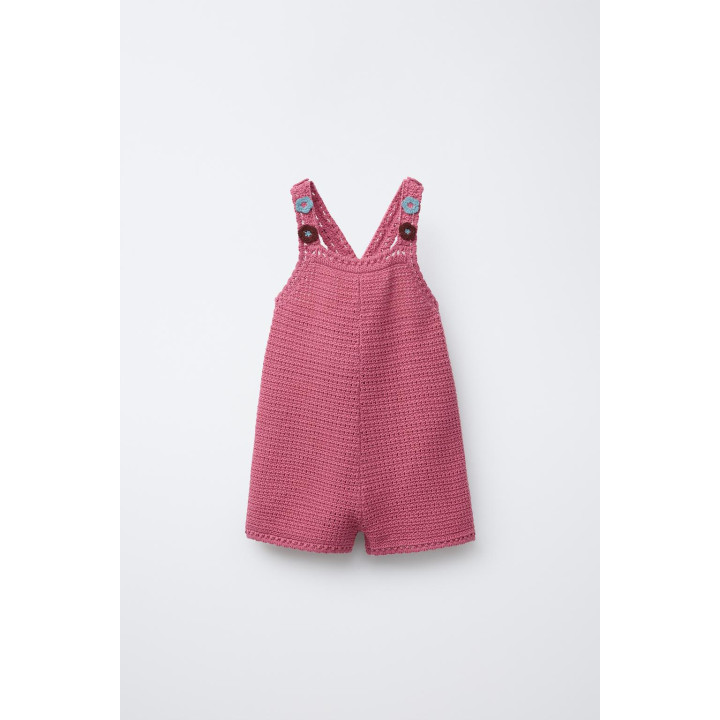 КОРОТКИЙ КОМБИНЕЗОН ИЗ ТРИКОТАЖА, ВЯЗАНОГО КРЮЧКОМ, С ЦВЕТАМИ