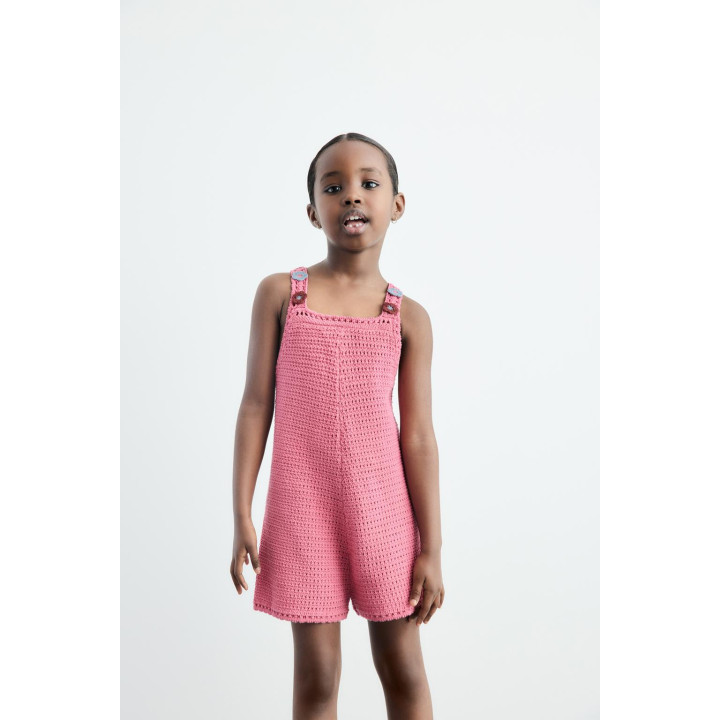 КОРОТКИЙ КОМБИНЕЗОН ИЗ ТРИКОТАЖА, ВЯЗАНОГО КРЮЧКОМ, С ЦВЕТАМИ