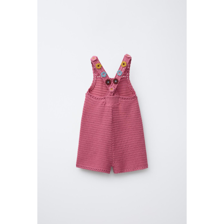 КОРОТКИЙ КОМБИНЕЗОН ИЗ ТРИКОТАЖА, ВЯЗАНОГО КРЮЧКОМ, С ЦВЕТАМИ