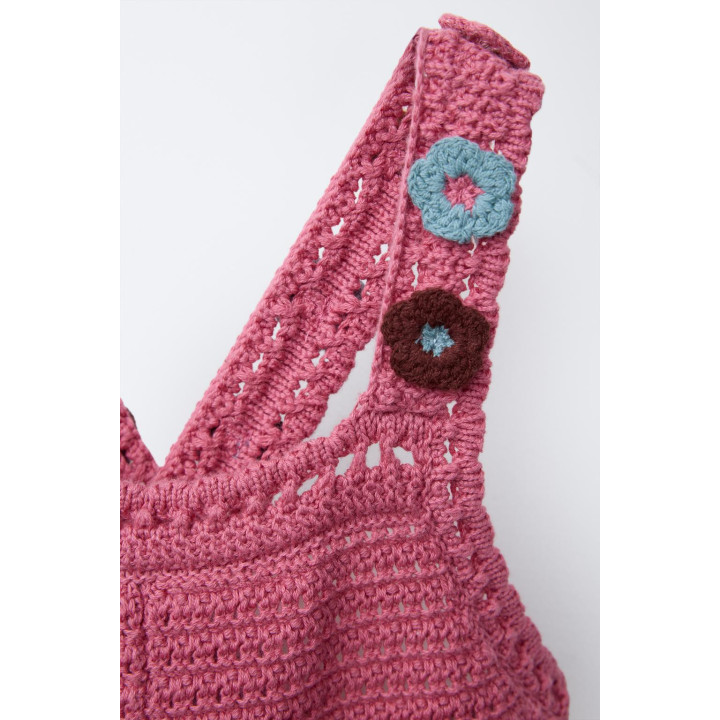 КОРОТКИЙ КОМБИНЕЗОН ИЗ ТРИКОТАЖА, ВЯЗАНОГО КРЮЧКОМ, С ЦВЕТАМИ