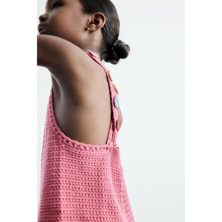 КОРОТКИЙ КОМБИНЕЗОН ИЗ ТРИКОТАЖА, ВЯЗАНОГО КРЮЧКОМ, С ЦВЕТАМИ