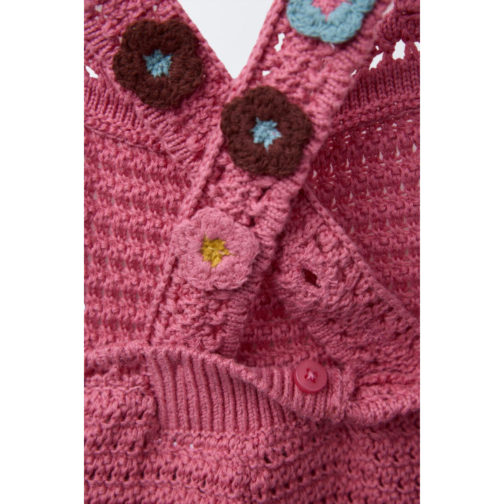 КОРОТКИЙ КОМБИНЕЗОН ИЗ ТРИКОТАЖА, ВЯЗАНОГО КРЮЧКОМ, С ЦВЕТАМИ