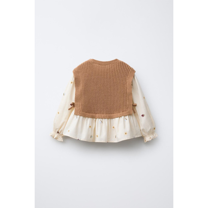 РУБАШКА С ВЫШИВКОЙ ИЗ ЦВЕТОВ И КОМБИНИРОВАННЫЙ ТРИКОТАЖНЫЙ ЖИЛЕТ