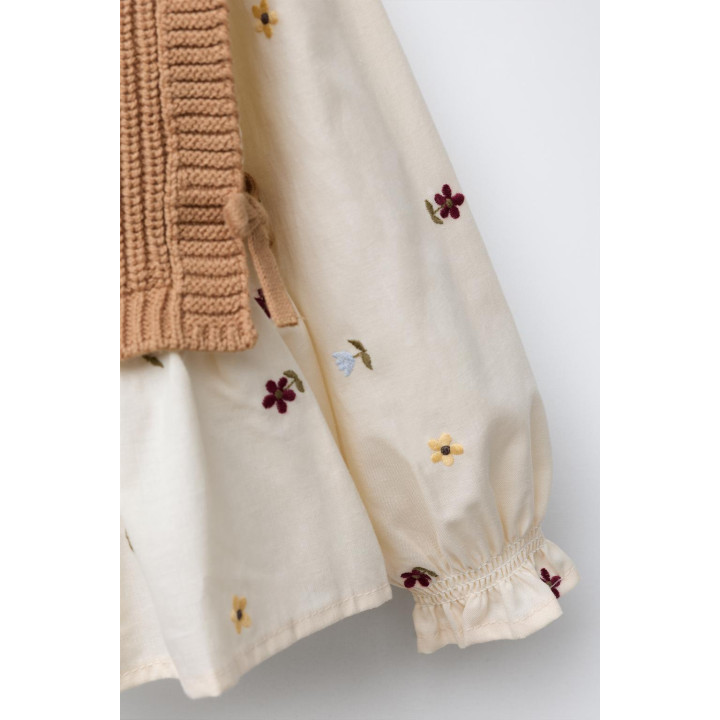 РУБАШКА С ВЫШИВКОЙ ИЗ ЦВЕТОВ И КОМБИНИРОВАННЫЙ ТРИКОТАЖНЫЙ ЖИЛЕТ