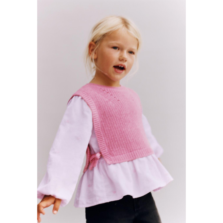 РУБАШКА С ВЫШИВКОЙ «СЕРДЦА» И ТРИКОТАЖНЫЙ ЖИЛЕТ