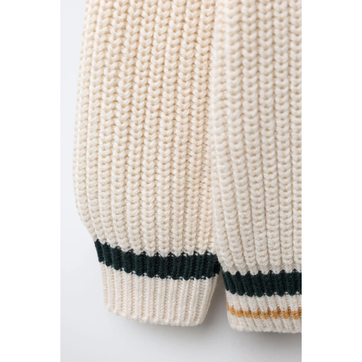 ВЯЗАНЫЙ ДЖЕМПЕР В СТИЛЕ ПРЕППИ С НАШИВКОЙ