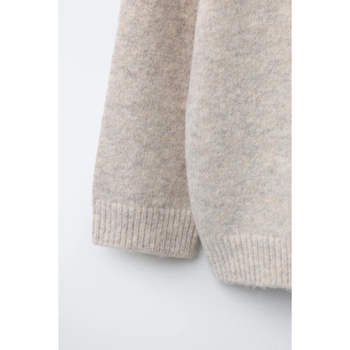 Теплый вязаный свитер с вышитой собакой