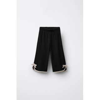 БРЮКИ-КЮЛОТЫ ИЗ МЯГКОЙ ТКАНИ С КОНТРАСТНЫМ БАНТОМ