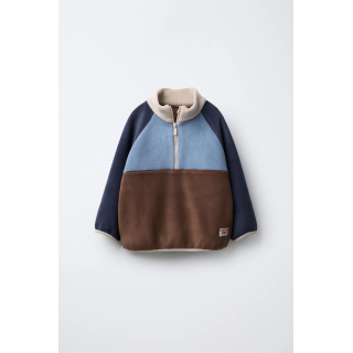 ТОЛСТОВКА ИЗ ПОЛАРФЛИСА В СТИЛЕ КОЛОР-БЛОК С НАШИВКОЙ