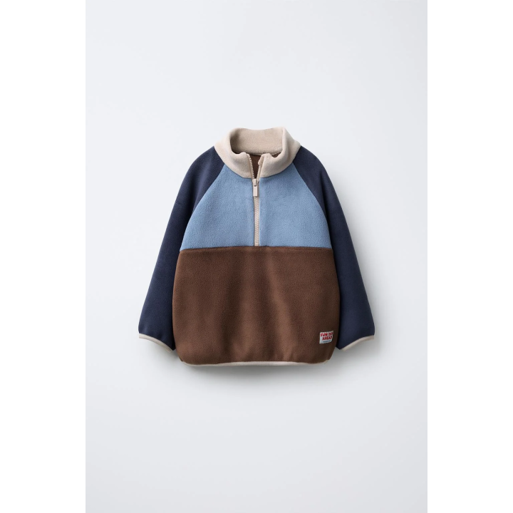 ТОЛСТОВКА ИЗ ПОЛАРФЛИСА В СТИЛЕ КОЛОР-БЛОК С НАШИВКОЙ