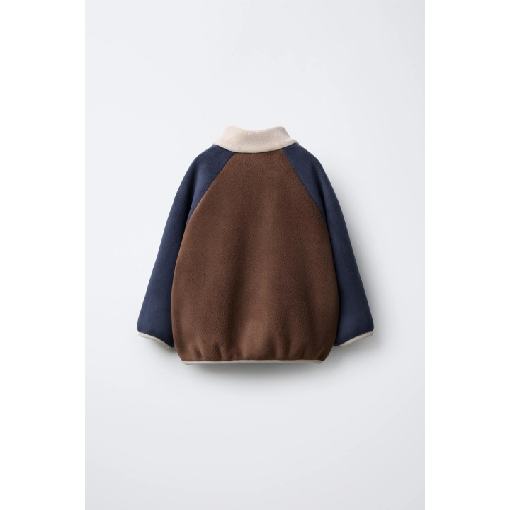 ТОЛСТОВКА ИЗ ПОЛАРФЛИСА В СТИЛЕ КОЛОР-БЛОК С НАШИВКОЙ