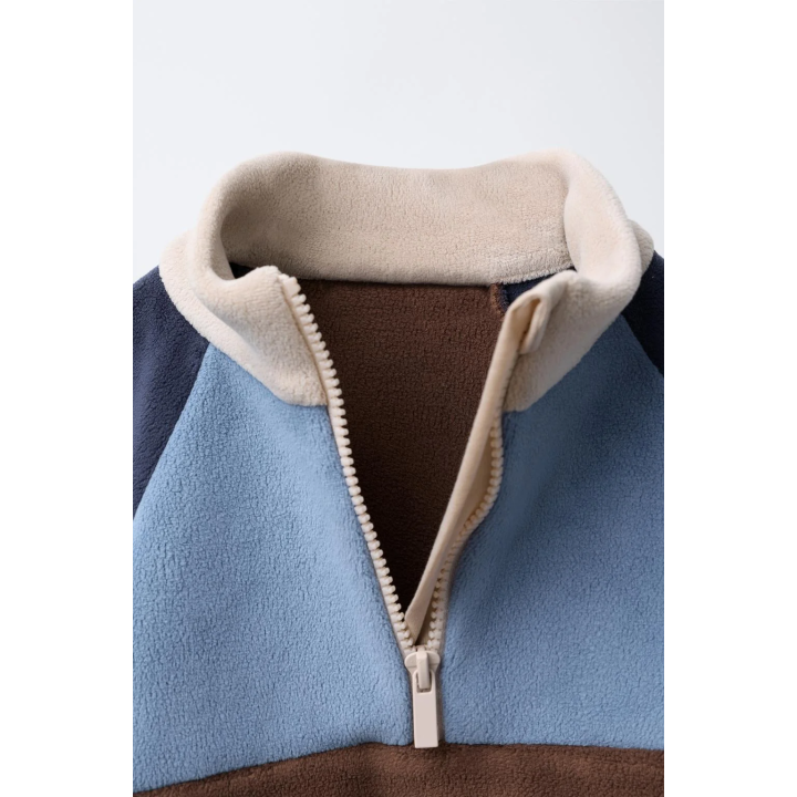 ТОЛСТОВКА ИЗ ПОЛАРФЛИСА В СТИЛЕ КОЛОР-БЛОК С НАШИВКОЙ