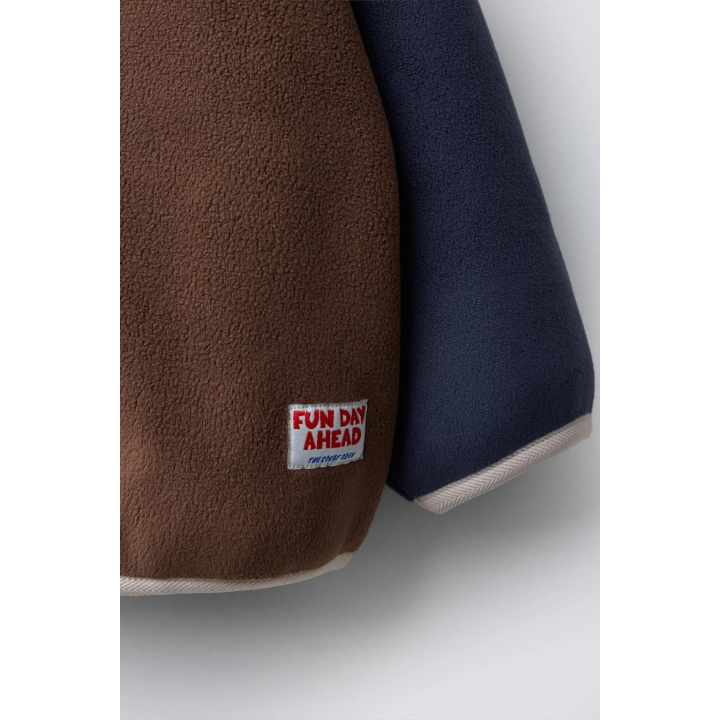 ТОЛСТОВКА ИЗ ПОЛАРФЛИСА В СТИЛЕ КОЛОР-БЛОК С НАШИВКОЙ