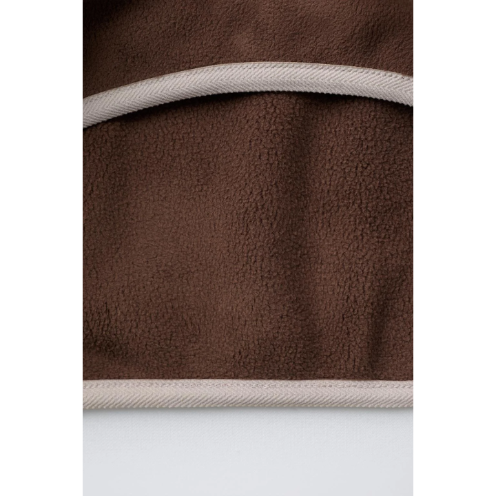 ТОЛСТОВКА ИЗ ПОЛАРФЛИСА В СТИЛЕ КОЛОР-БЛОК С НАШИВКОЙ