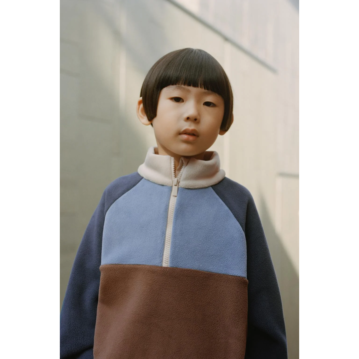 ТОЛСТОВКА ИЗ ПОЛАРФЛИСА В СТИЛЕ КОЛОР-БЛОК С НАШИВКОЙ