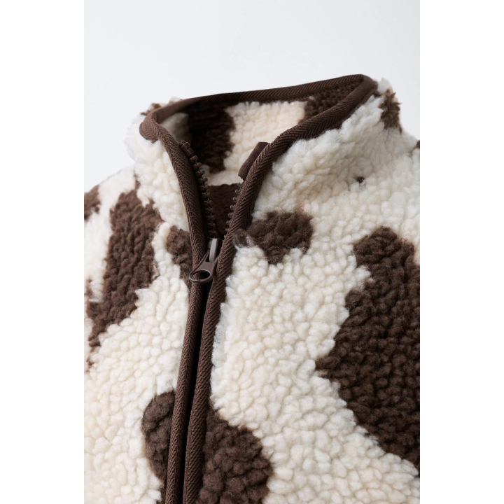 КУРТКА ИЗ ИСКУССТВЕННОЙ ОВЧИНЫ С КОРОВЬИМ ПРИНТОМ