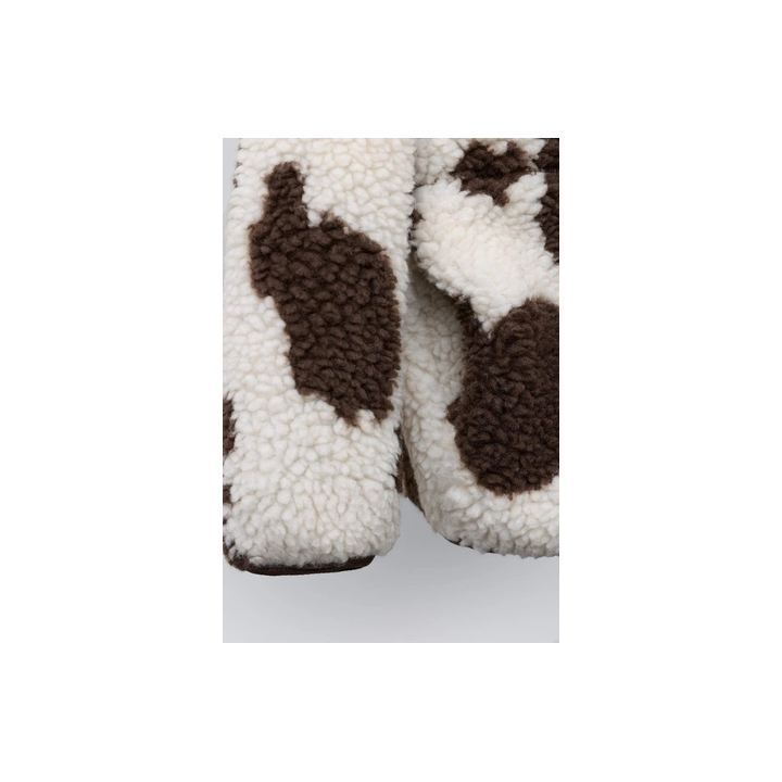 КУРТКА ИЗ ИСКУССТВЕННОЙ ОВЧИНЫ С КОРОВЬИМ ПРИНТОМ