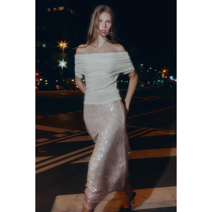 ТРИКОТАЖНЫЙ ТОП С ОТКРЫТЫМИ ПЛЕЧАМИ