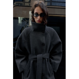 ПАЛЬТО С ВЫСОКИМ ВОРОТНИКОМ ИЗ МЯГКОЙ ТКАНИ С ПОЯСОМ