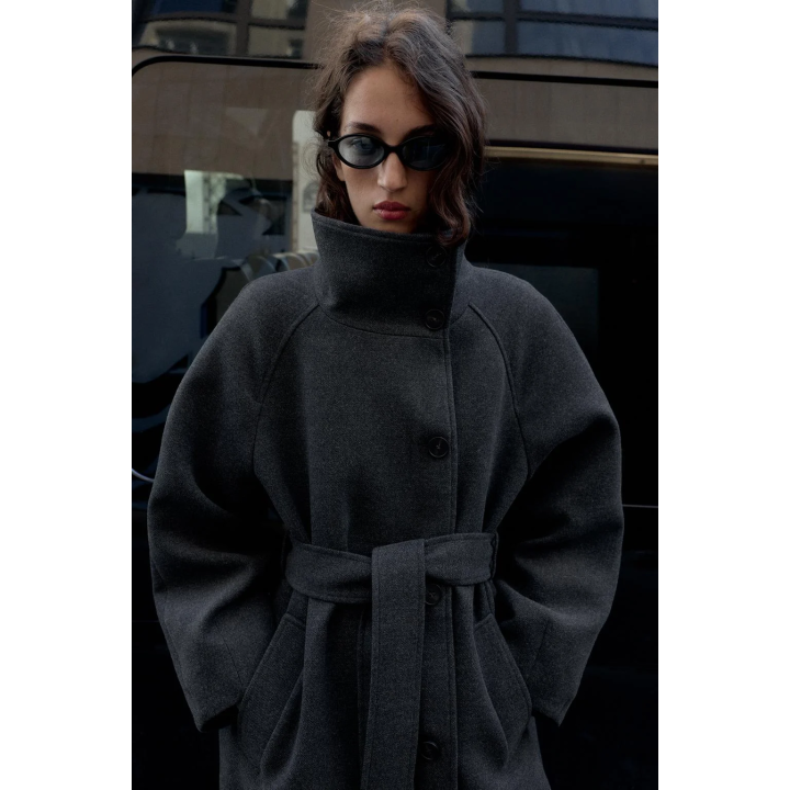 ПАЛЬТО С ВЫСОКИМ ВОРОТНИКОМ ИЗ МЯГКОЙ ТКАНИ С ПОЯСОМ