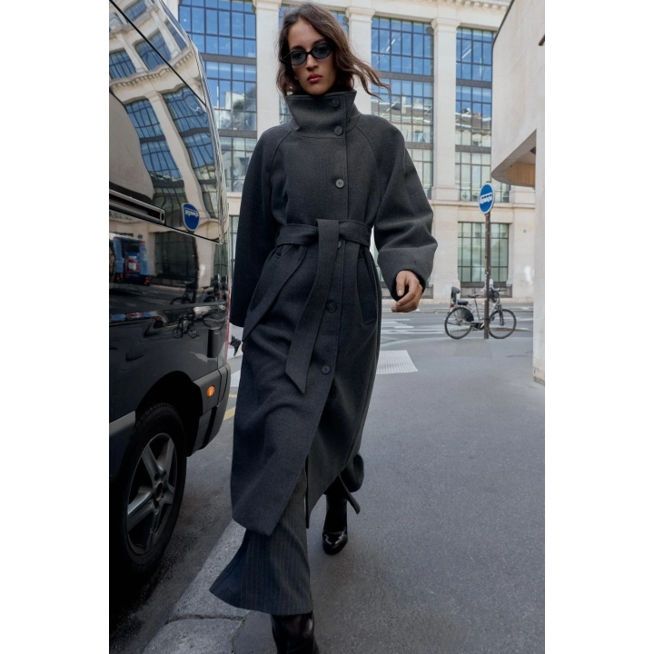 ПАЛЬТО С ВЫСОКИМ ВОРОТНИКОМ ИЗ МЯГКОЙ ТКАНИ С ПОЯСОМ