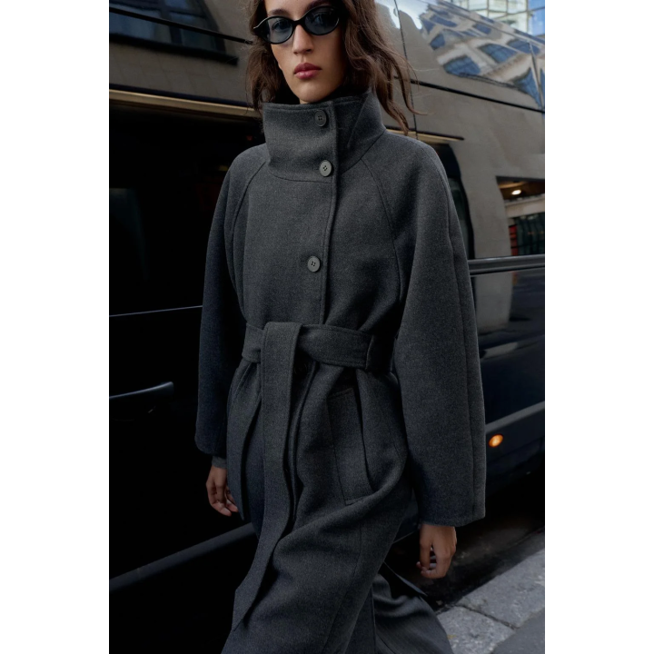 ПАЛЬТО С ВЫСОКИМ ВОРОТНИКОМ ИЗ МЯГКОЙ ТКАНИ С ПОЯСОМ