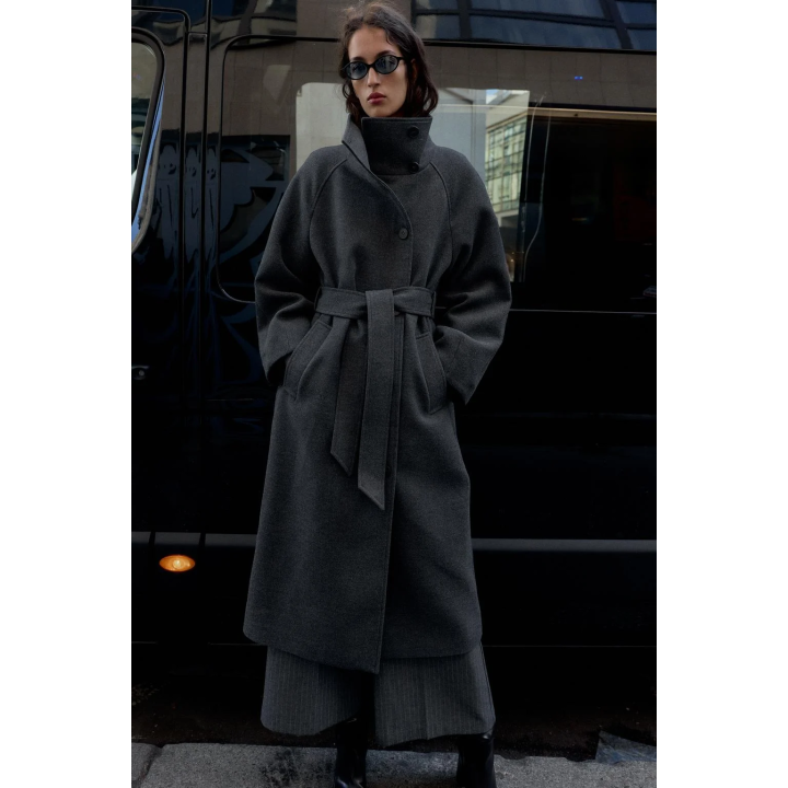 ПАЛЬТО С ВЫСОКИМ ВОРОТНИКОМ ИЗ МЯГКОЙ ТКАНИ С ПОЯСОМ