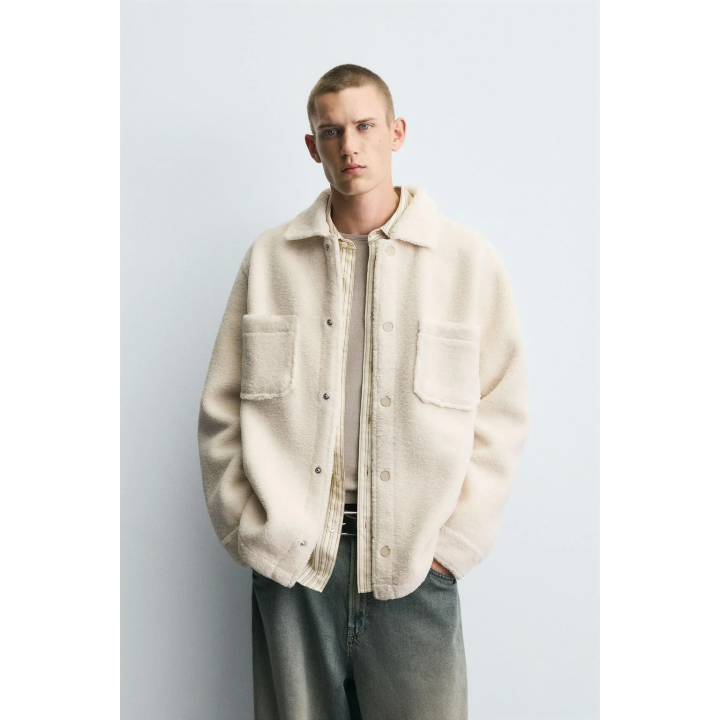 КУРТКА-РУБАШКА С ЭФФЕКТОМ ИСКУССТВЕННОЙ ОВЧИНЫ И КАРМАНАМИ