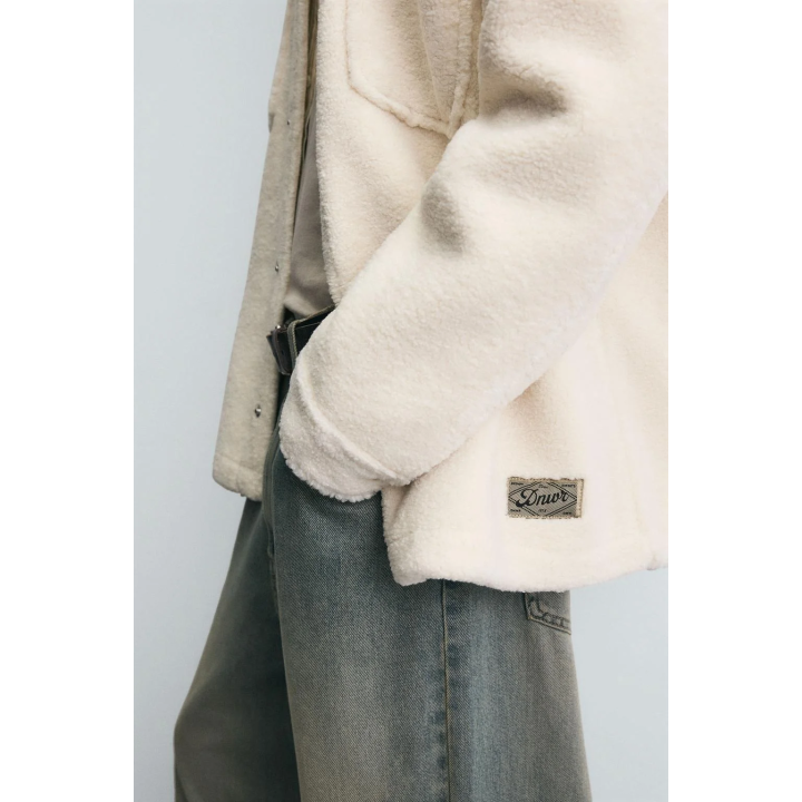 КУРТКА-РУБАШКА С ЭФФЕКТОМ ИСКУССТВЕННОЙ ОВЧИНЫ И КАРМАНАМИ