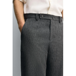 Брюки морковинного кроя с текстурой