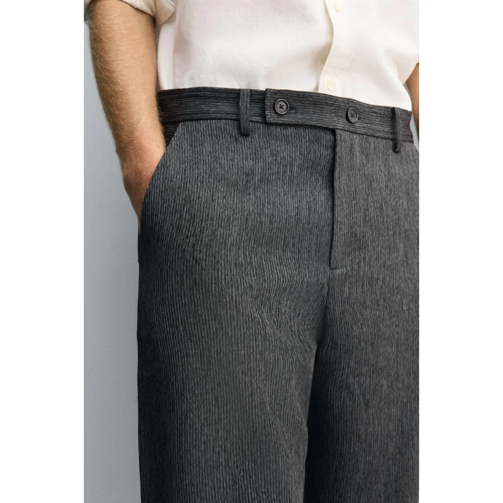 Брюки морковинного кроя с текстурой