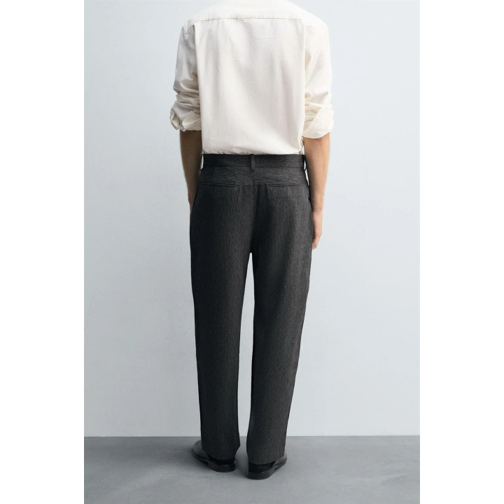 Брюки морковинного кроя с текстурой