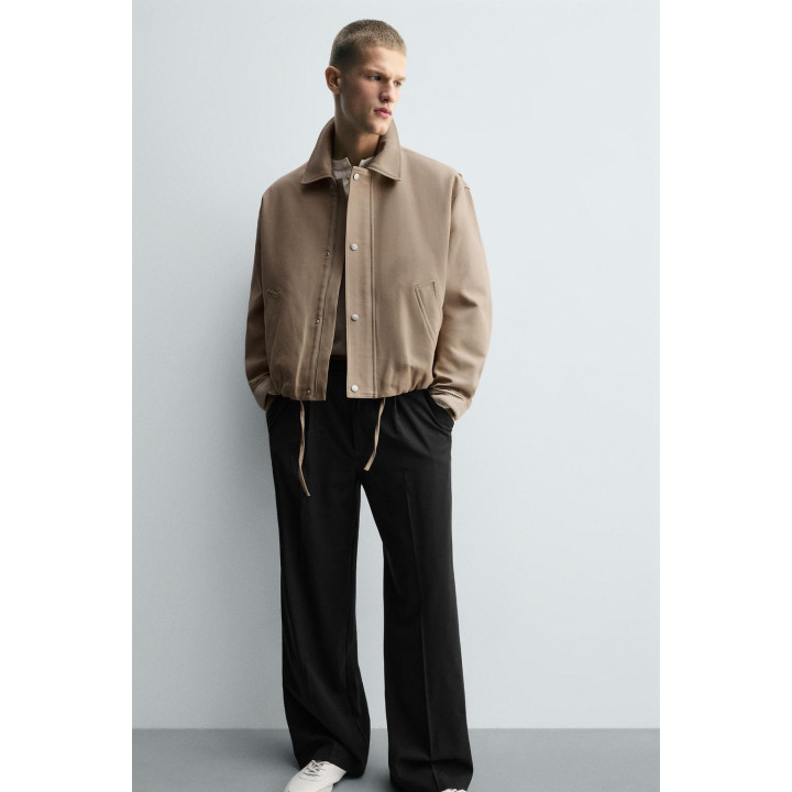 БРЮКИ СО СКЛАДКАМИ ИЗ РЕЛЬЕФНОЙ ТКАНИ