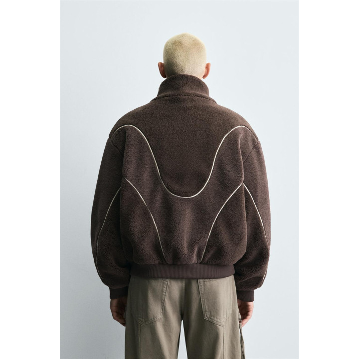 КУРТКА ИЗ ИСКУССТВЕННОЙ ОВЧИНЫ С КОНТРАСТНЫМИ ДЕТАЛЯМИ