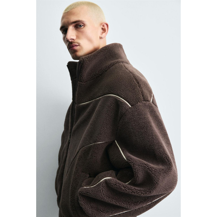 КУРТКА ИЗ ИСКУССТВЕННОЙ ОВЧИНЫ С КОНТРАСТНЫМИ ДЕТАЛЯМИ