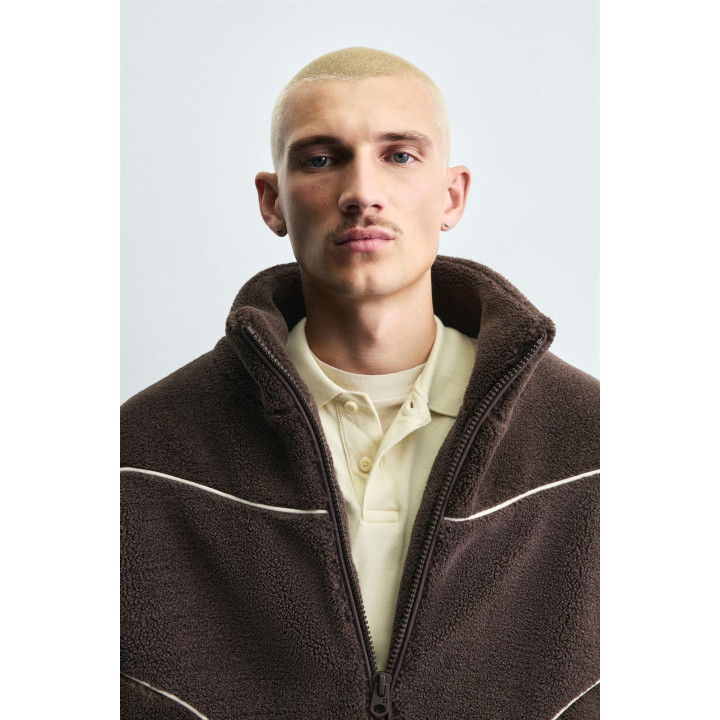 КУРТКА ИЗ ИСКУССТВЕННОЙ ОВЧИНЫ С КОНТРАСТНЫМИ ДЕТАЛЯМИ