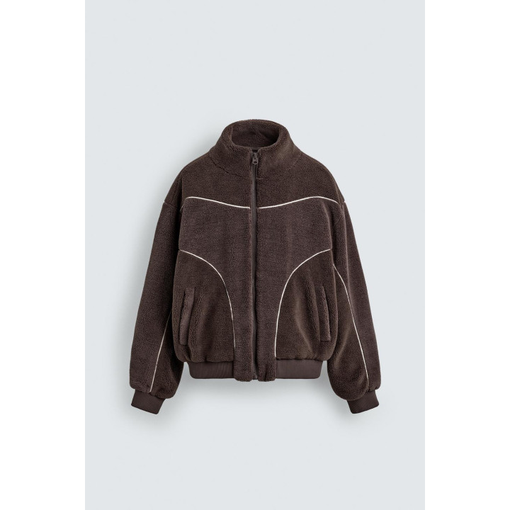 КУРТКА ИЗ ИСКУССТВЕННОЙ ОВЧИНЫ С КОНТРАСТНЫМИ ДЕТАЛЯМИ