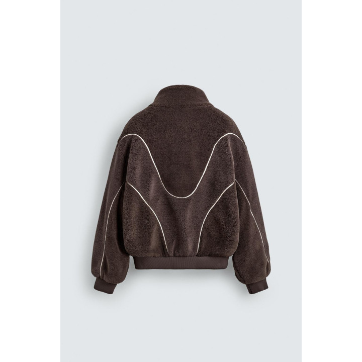 КУРТКА ИЗ ИСКУССТВЕННОЙ ОВЧИНЫ С КОНТРАСТНЫМИ ДЕТАЛЯМИ