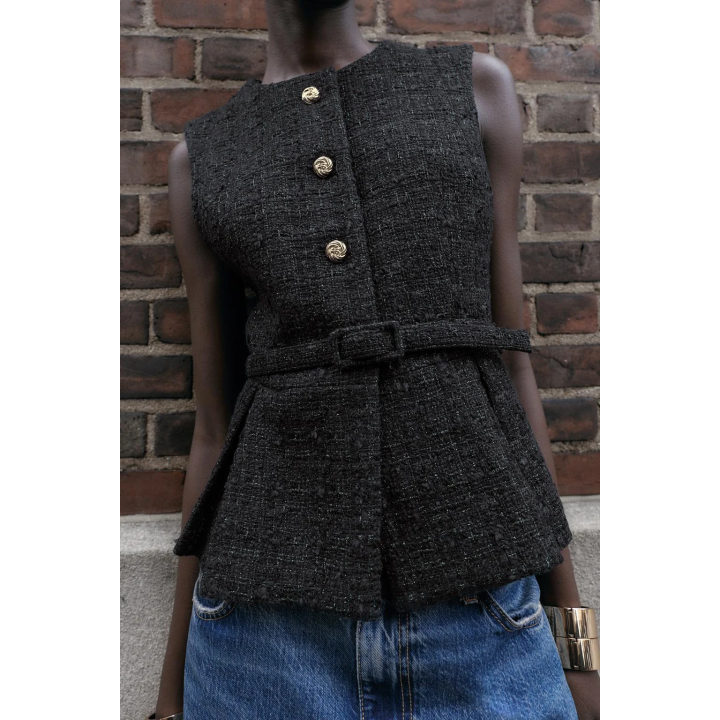 ЖИЛЕТ ИЗ РЕЛЬЕФНОЙ ТКАНИ С РЕМНЕМ И БЛЕСТЯЩЕЙ НИТЬЮ